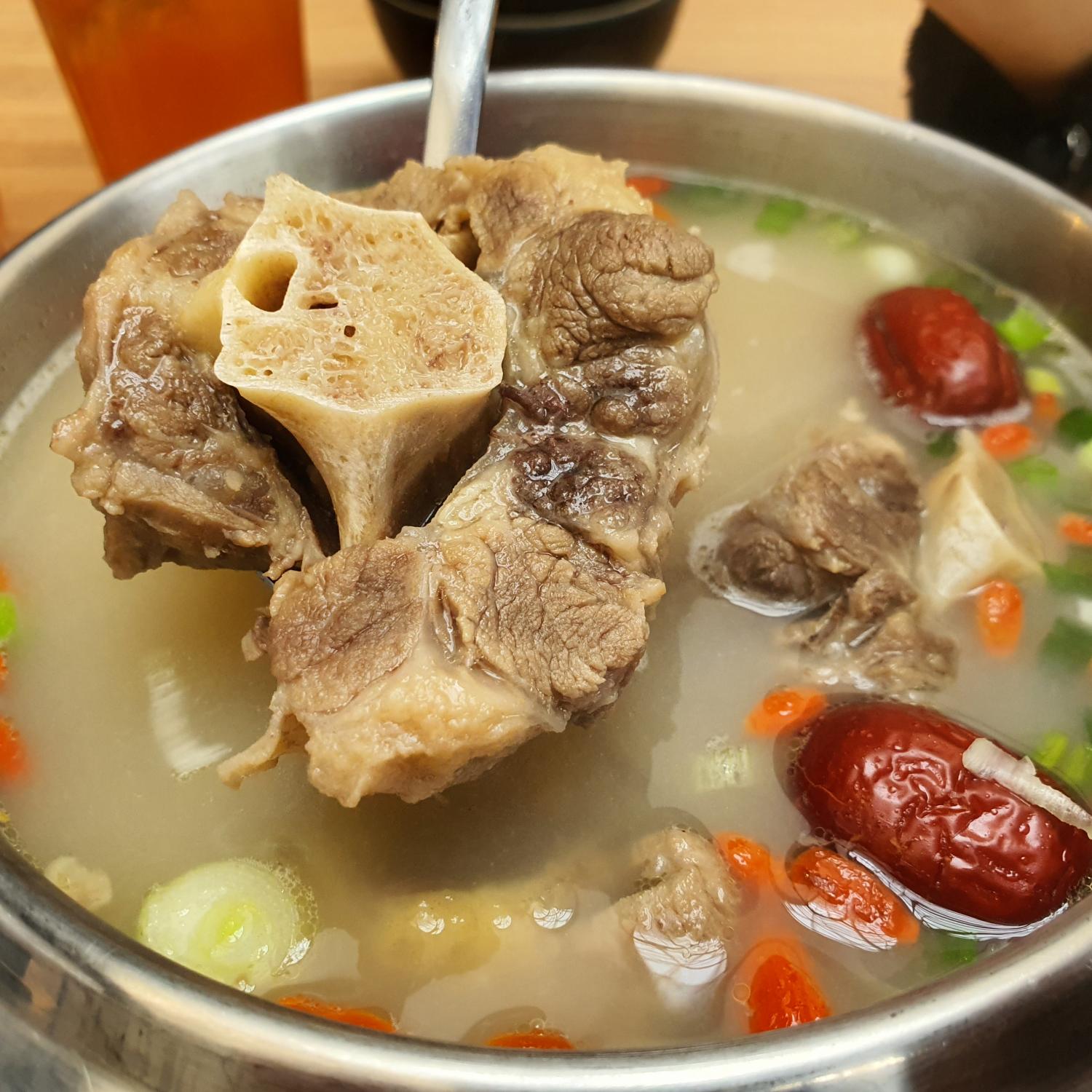 Kkori Gomtang (Oxtail Hot Pot)