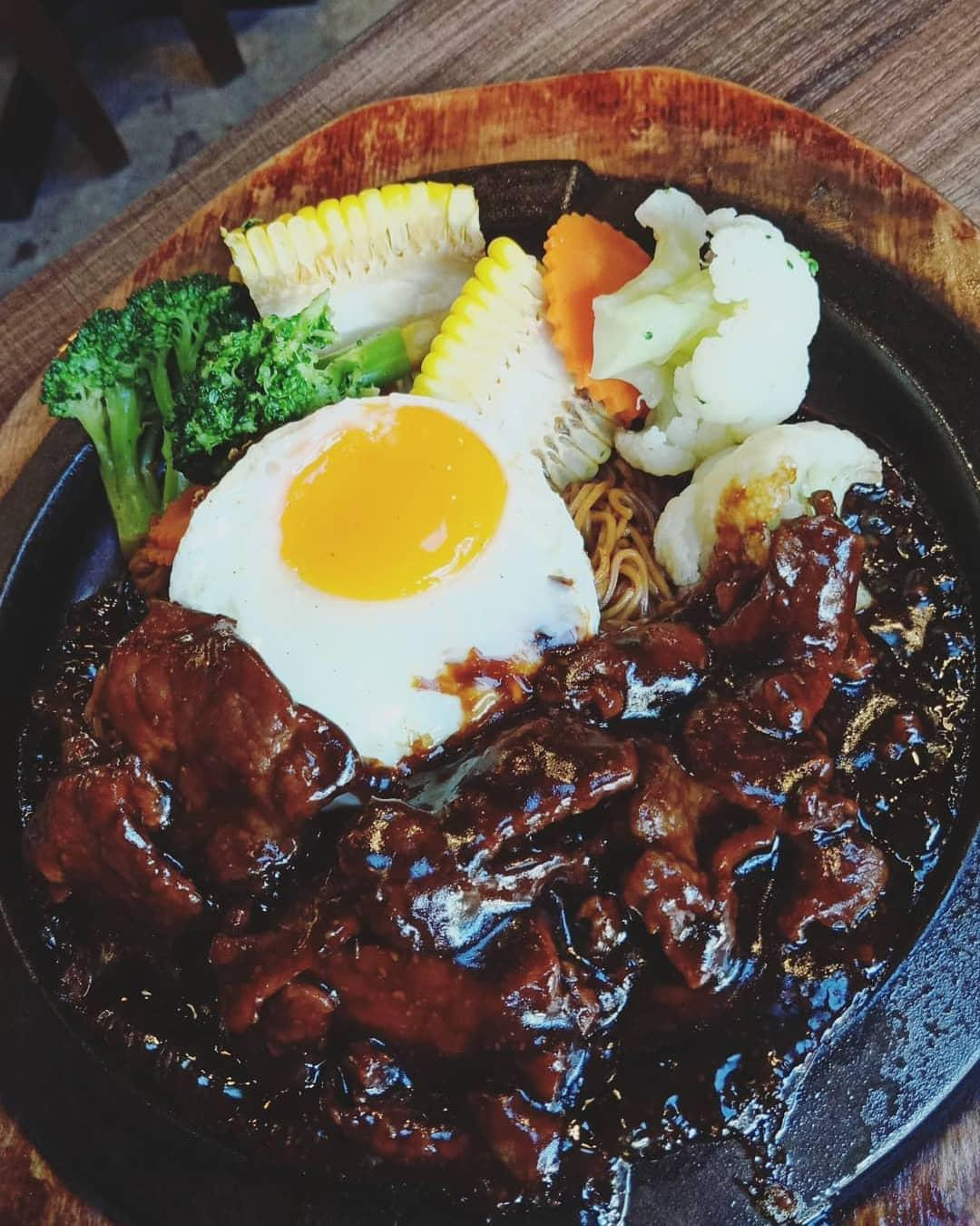 Jajangmyeon Noodle Sizzling Beef Plate 